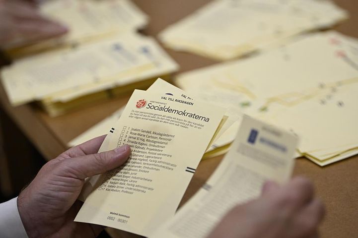 2022年9月瑞典國會選舉，投票所的工作人員進行計票作業。（資料照，AP）