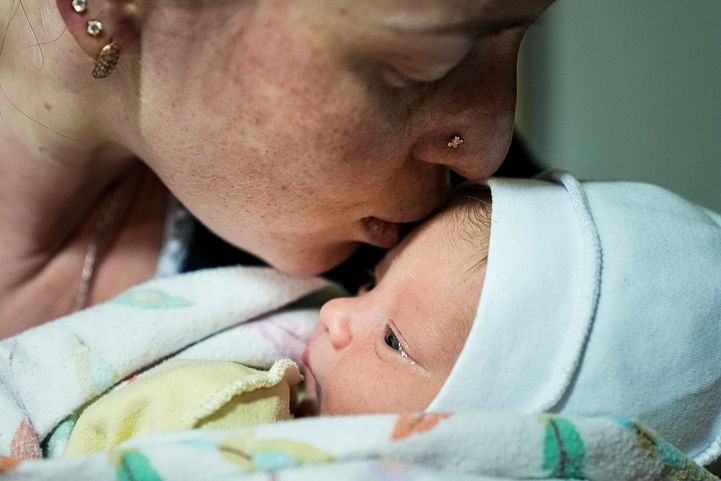 2022年3月，俄羅斯侵略烏克蘭戰爭，烏國東南部大城馬里烏波爾（Mariupol），一位母親親吻自己的新生兒（AP）