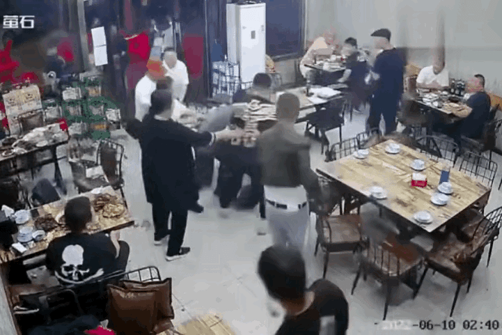 6月10日凌晨，在距離北京2小時車程的河北省唐山市「老漢城」燒烤店內，數名男子當眾圍毆4名年輕女子。（取自微博）