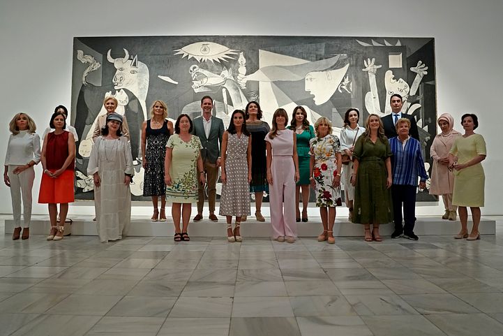 北約領導人峰會在馬德里登場，西班牙蕾蒂希王后（Queen Letizia）和與會的第一夫人、第一先生在畢卡索的反戰名畫《格爾尼卡》前合影。（AP）