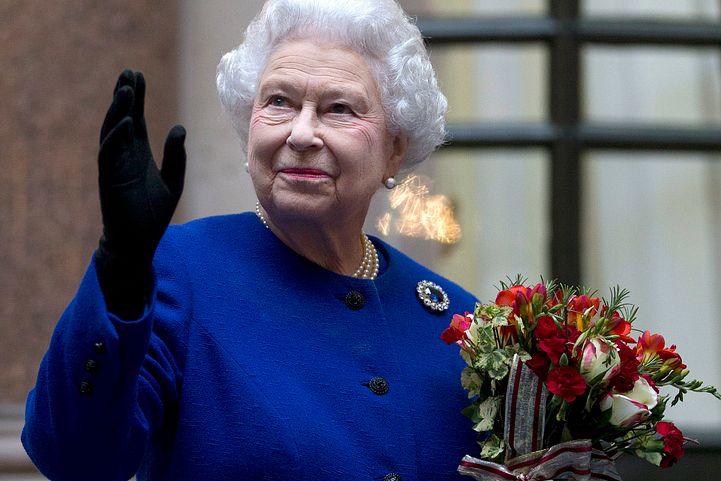 2012年12月，英國女王伊麗莎白二世在她的60週年登基大典揮手致意。（AP）