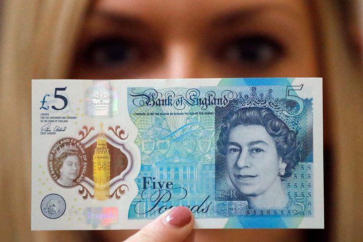 英鎊5元鈔票上印有英國女王伊麗莎白二世的肖像。（AP）