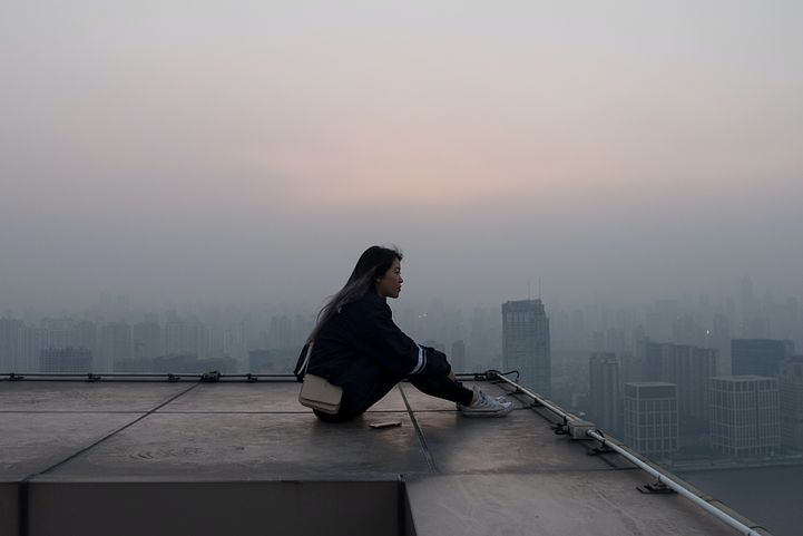 一名女子在上海的樓頂。（Unsplash）