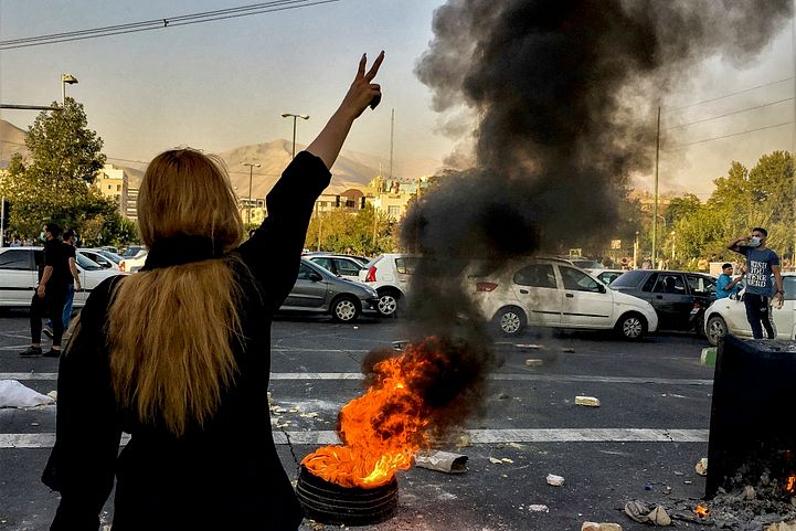 2022年，伊朗女性大舉走上街頭，反抗政府與伊斯蘭教士壓迫（AP）