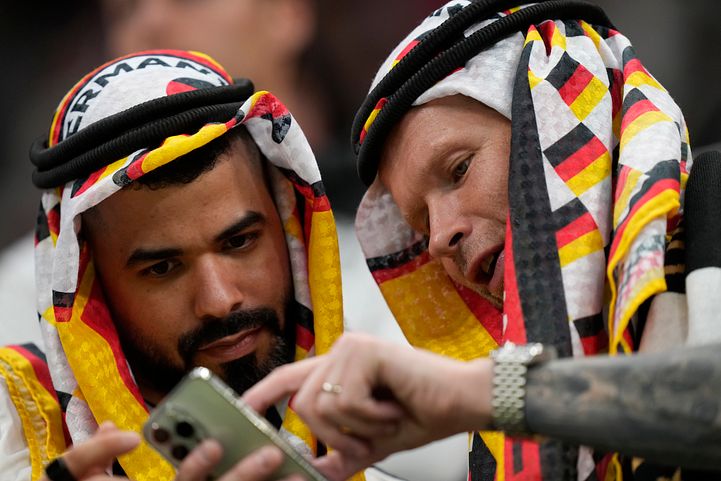 德國球迷穿戴印有德國國旗印花的頭巾。（AP）