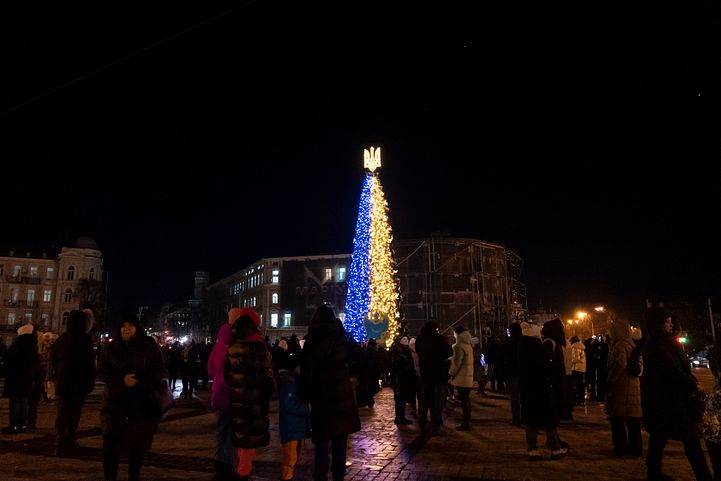 烏克蘭首都基輔市中心點亮國旗藍黃配色的耶誕樹。（AP）