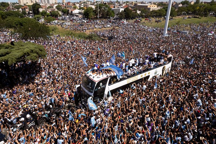阿根廷在隊長梅西（Leo Messi）帶領下贏得2022卡達世界盃冠軍，阿根廷政府緊急將20日訂為國定假日，舉國歡騰的民眾湧上街頭迎接球隊。（AP）