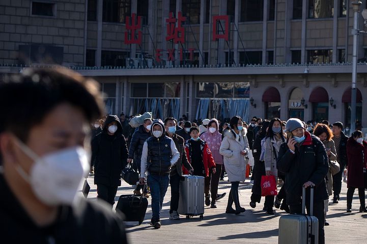 2023年1月28日春節假期期間，旅客聚集在北京火車站。（AP）