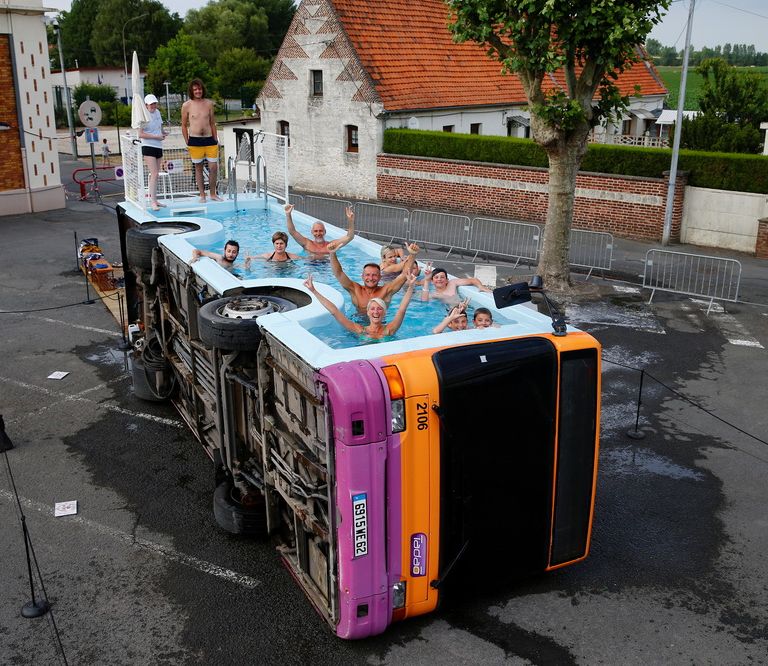 由廢棄汽車改造的游泳池(圖:Benedetto Bufalino)