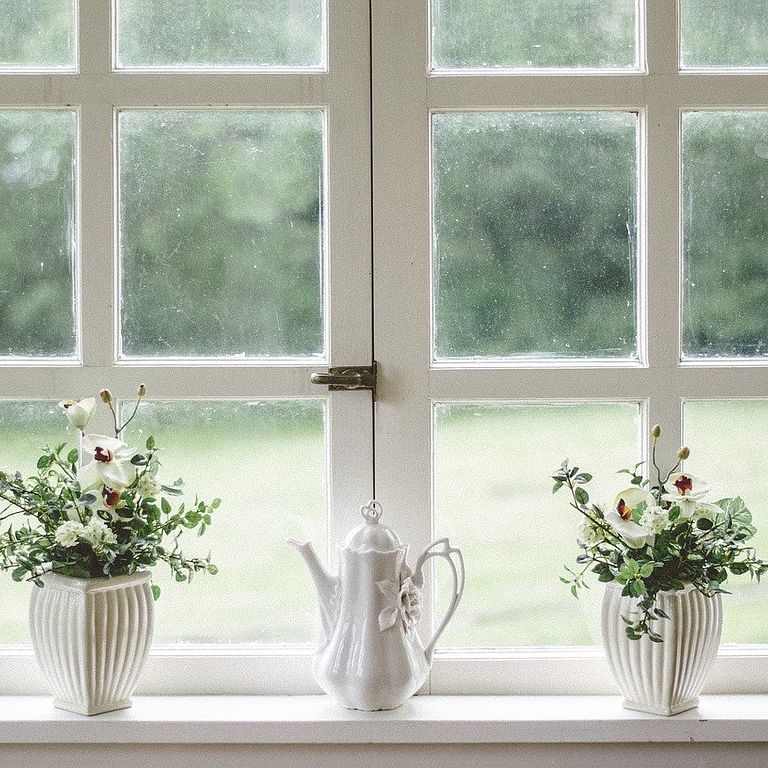 英國人很重視窗邊的呈現，冬季漫長、經常降雨的英國，窗戶是將陽光帶入屋內、汲取外部景色的重要物件（圖 / StockSnap@pixabay）