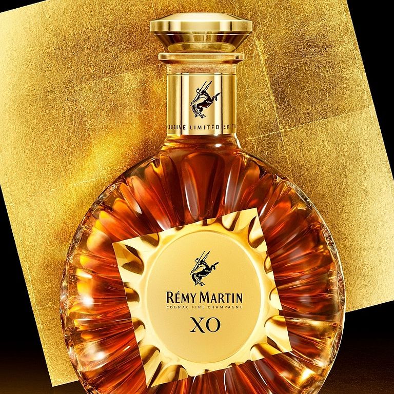 人頭馬X.O特優香檳干邑金箔匠心典藏版,由法國權威工匠打造18K金高雅瓶身(圖/人頭馬提供)