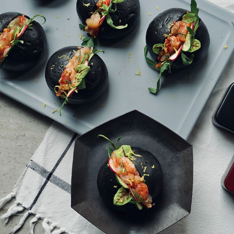 以藝術打破「罐」性!派對的全新選擇,LOUU中秋限定黑月龍蝦堡(圖/LOUU提供)