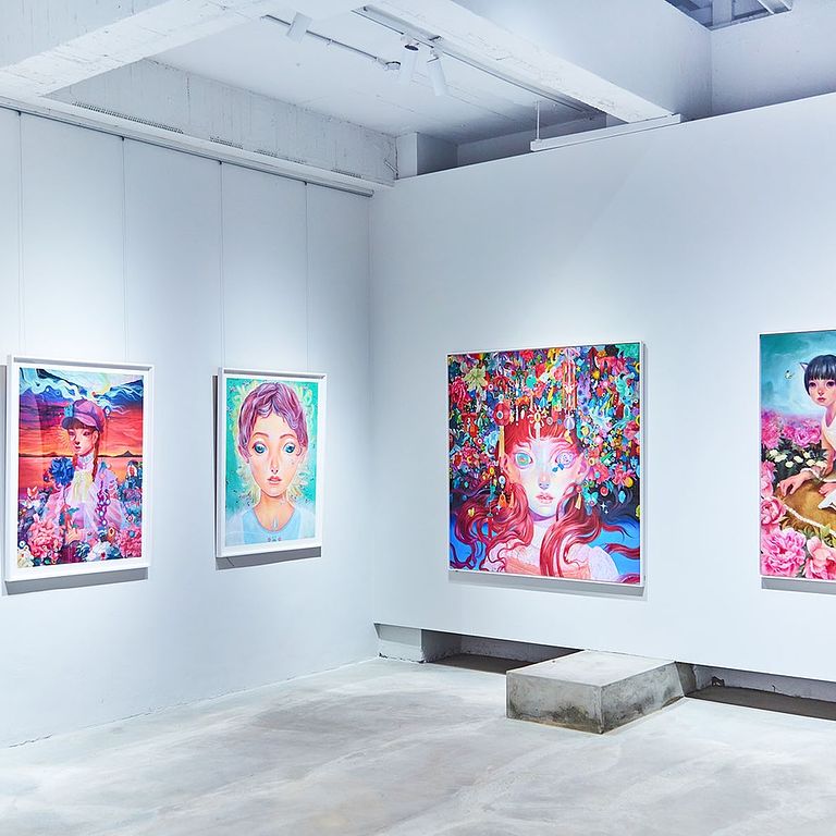 被譽為「日本超新星藝術家」丸山純奈在 22 歲一畫成名，成為備受關注的日本新世代創作者（圖//取自Whimsy Works Gallery ）