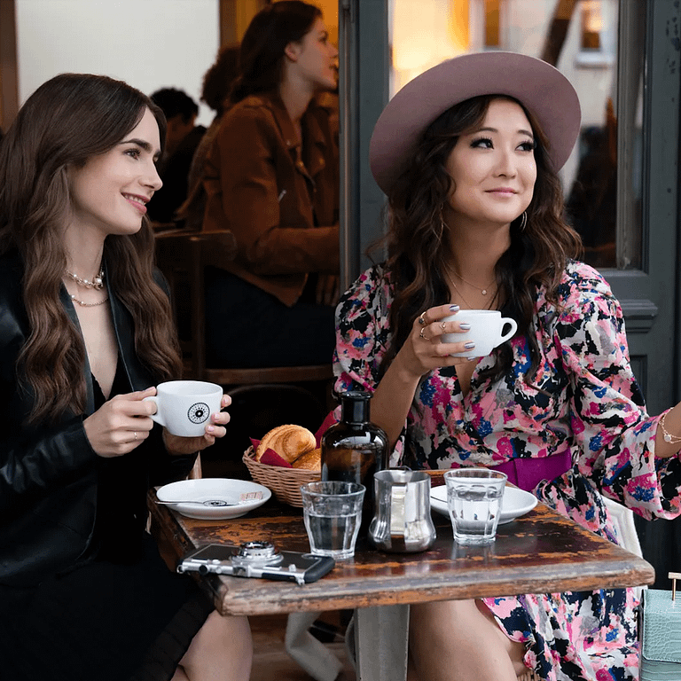 巴黎人喜歡透過談話對他人貼上標籤(圖/Netflix:Emily in Paris )