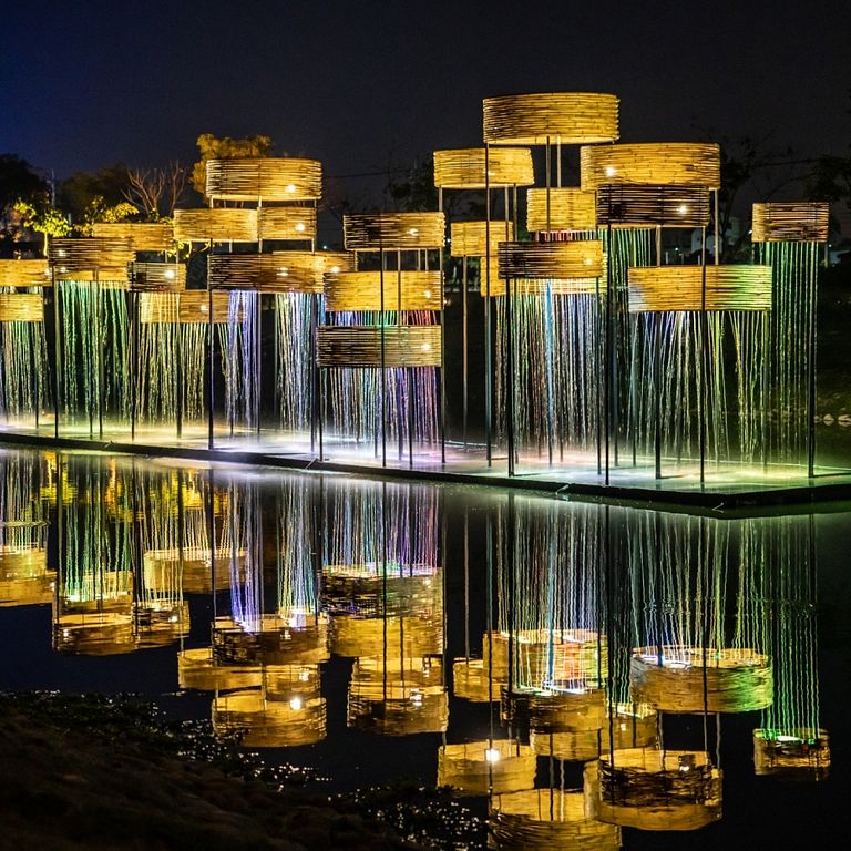 「2022月津港燈節」禹禹藝術工作室作品〈月光紛飛〉 (圖/都市藝術工作室)