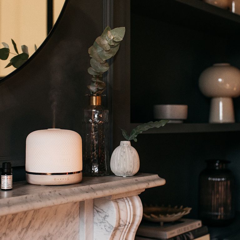 英國皇室御用的有機香氛品牌NEOM,延續經典之作推出全新療癒香氛機Luxe(圖/10/10 HOPE 提供)