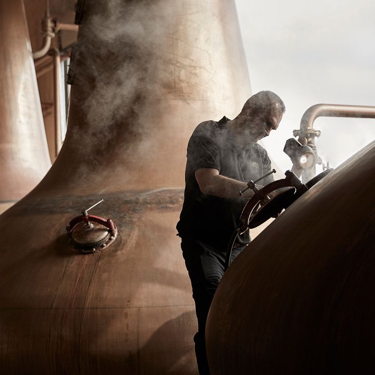 威士忌過桶對風味有極大影響,雪莉桶過桶的威士忌能彰顯較多果香、甜美與沈穩喉韻特質,皇家柏克萊一直以來不斷追求極致完美的雪莉桶過桶的收尾技藝。