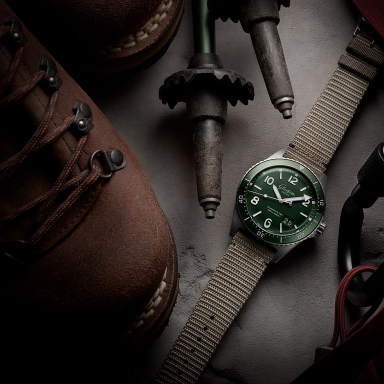 格拉蘇蒂原創SeaQ大日曆腕錶,型號1-36-13-07-83-70/直徑43.2mm精鋼錶殼/時間指示、日期窗/Calibre 36-13自動上鍊機芯,動力儲存100小時/藍寶石水晶鏡面、透明底蓋/防水300米/參考售價NTD 419,000(精鋼鍊帶)