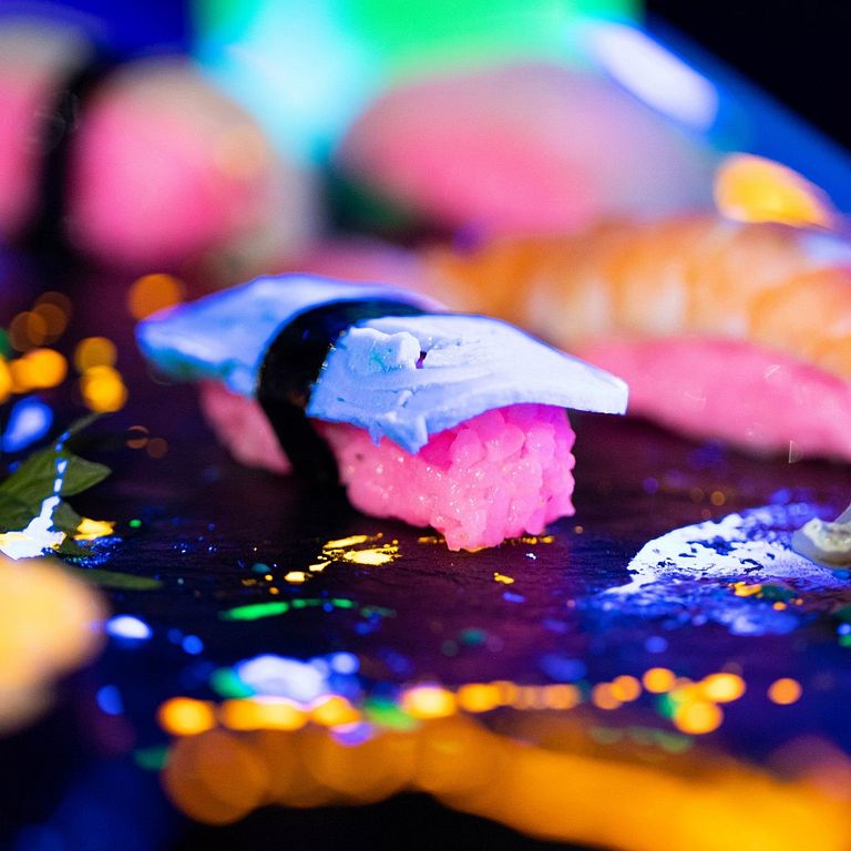 螢光粉色的握壽司。(圖/dezeen)