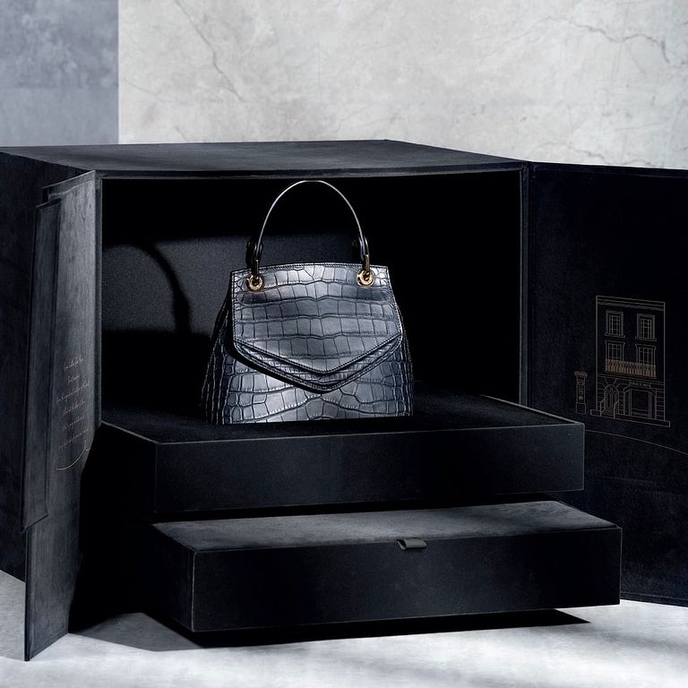 限量特別定製霧面短吻鱷魚皮Love Letter小手提包,高辨識度的信封開口設計,以英式信封的封口為靈感,傳遞幸福與喜悅。(圖/羅芙奧提供)