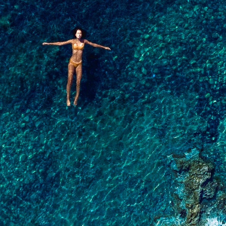 帛琉、夏威夷在近年全面禁止攜帶、使用、販售及製造含有「毒害珊瑚成分」的防曬乳。海洋友善不再是個口號或呼籲,而是需要被嚴肅看待的生態議題(圖/取自@Unsplashl)