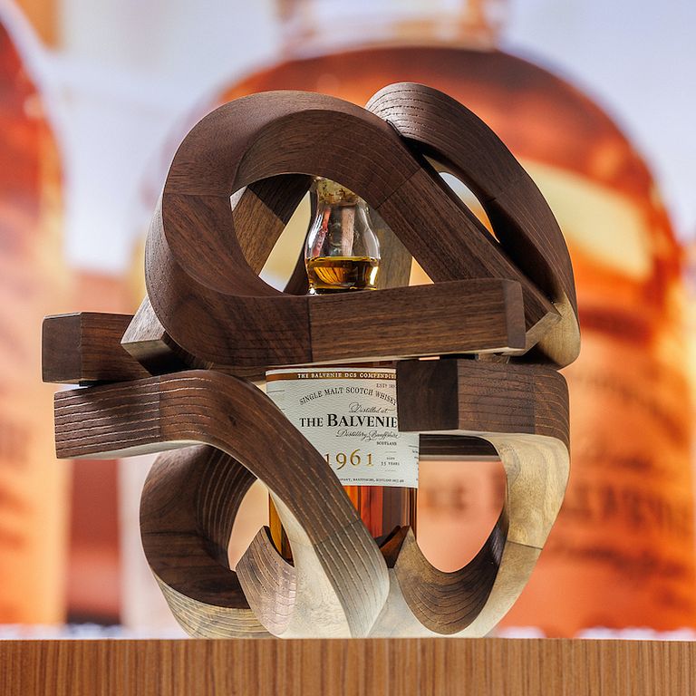 搭配羅芙奧春拍 2022,由台灣在地藝術家范承宗為 DCS 系列中最高年份 1961 單瓶獨家設計之藏酒藝術作品(百富提供)