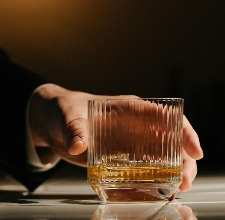 品飲威士忌（圖/ cottonbro @Pexels）