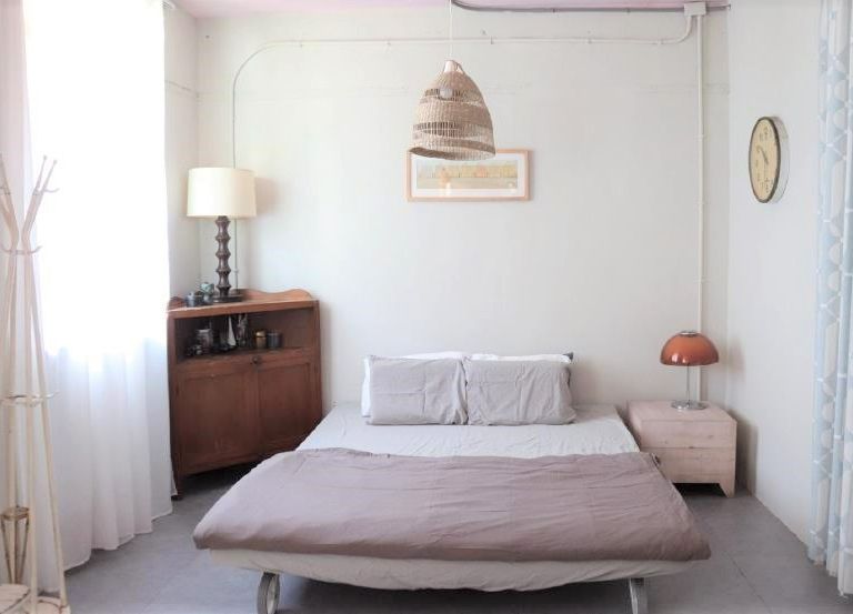 棲仙創辦人 Sophie 大地色調的簡約臥室，以淺米色與大地色系共譜輕快的小調（圖／《三采文化》提供）
