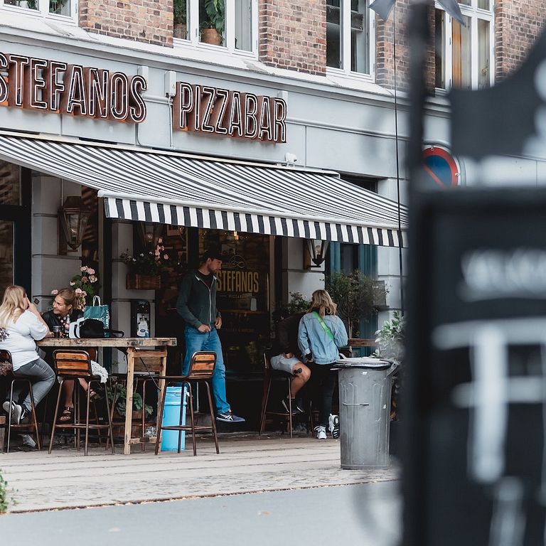 儘管只是走到街頭喝杯咖啡,也算是享受「Friluftsliv」的一種方式(圖/ Unsplash @Febiyan)