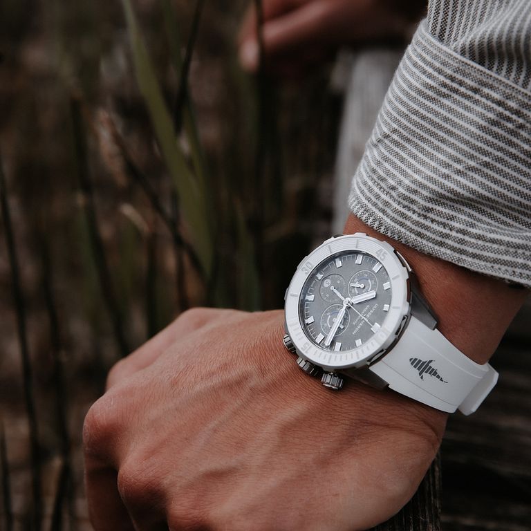 瑞士高級製錶品牌雅典錶推出「全新 44 毫米潛水系列計時碼錶大白鯊限量款」(圖/雅典錶提供)