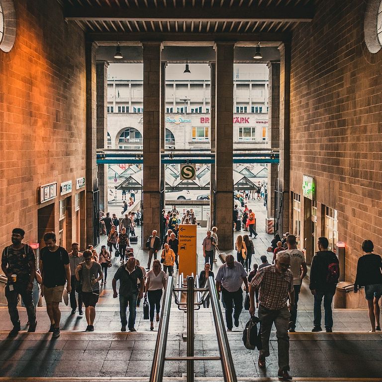 下班時間的德國快鐵(S-Bahn)車站(圖/ Christian Wiediger @Unsplash)