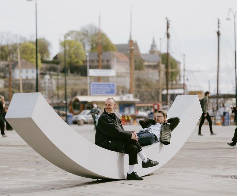 人們坐在《和平長凳》上，感受愜意的城市光景（圖/ Snøhetta&#039;s Instagram）