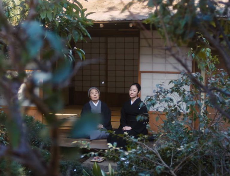 電影《日日是好日》中，典子向武田老師學習茶道。（圖／《日日是好日》劇照）