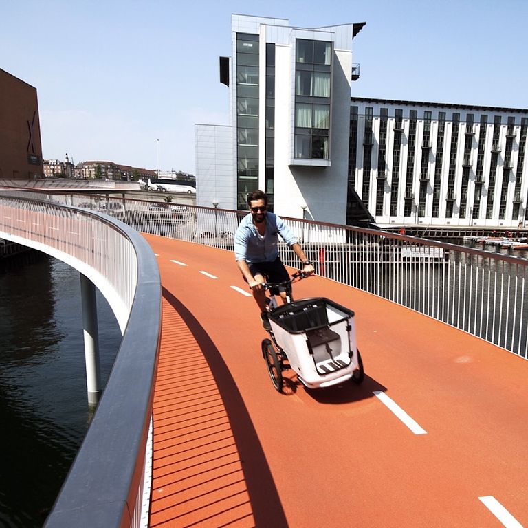 綿延橫跨哥本哈根的空中自行車道 Cykelslangen，又有「自行車之蛇」的稱號（圖/ Jakob Munk @Wiki）