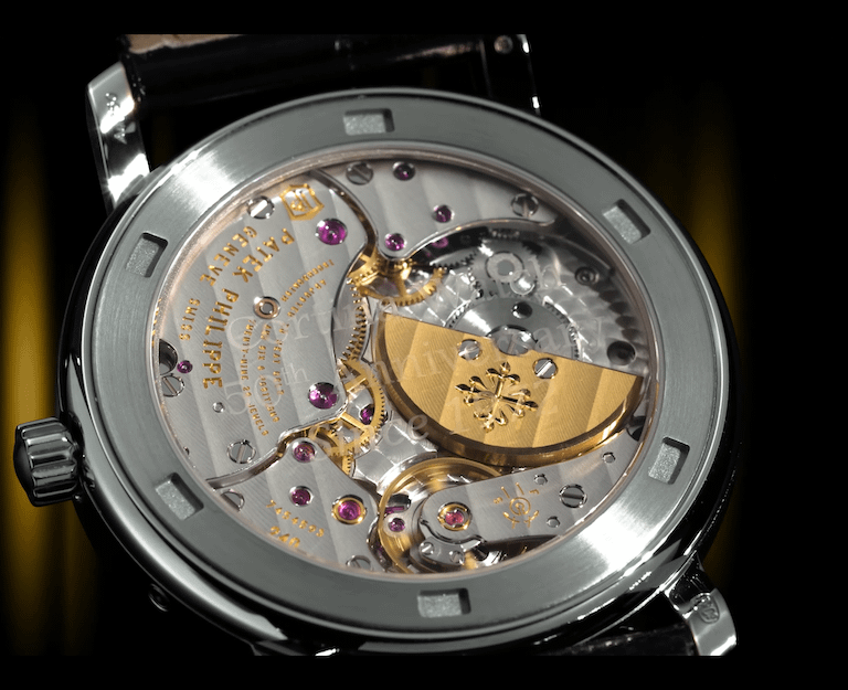 百達翡麗為高登鐘錶製作的 50 週年紀念腕錶 —— Ref. 5057G-010 Calatrava 白金腕錶(圖/擷取自高登鐘錶影片)