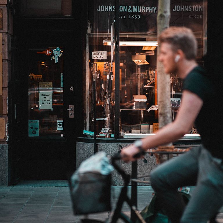 尋找野莓之地的瑞典人(圖/Magnus Andersson @Unsplash)