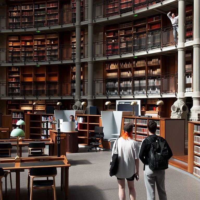 黎塞留圖書館 2007 年的改建中,將金屬、木頭等元素融入古典的建築中。(圖/BnF 臉書粉專)