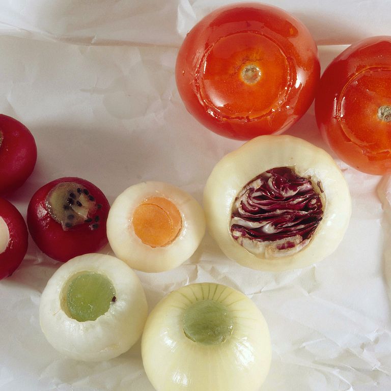 西班牙設計師 Martí Guixé 的作品《Spamt》將烤好的麵包塞入整顆番茄中,顛覆了傳統在麵包上塗抹蕃茄糊的作。