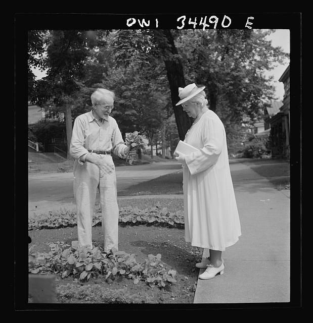 一位市民在妻子前往教會前,向她展示自己在勝利花園中種植的蔬菜。(圖/ Collins Marjory,Library of Congress)