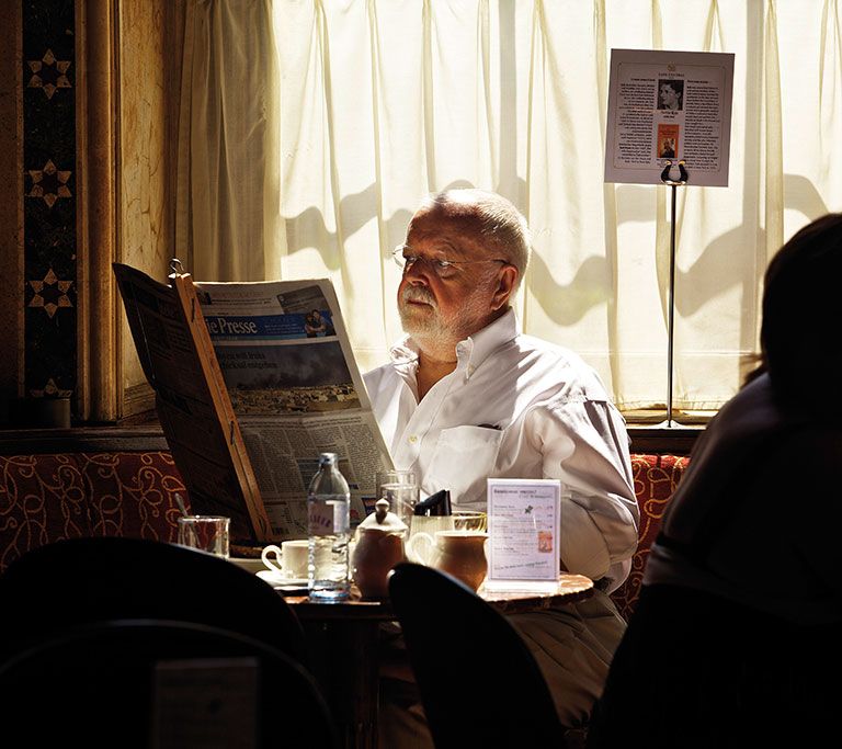 維也納中央咖啡館內悠閒讀報品咖啡的人們(圖/Café Central)