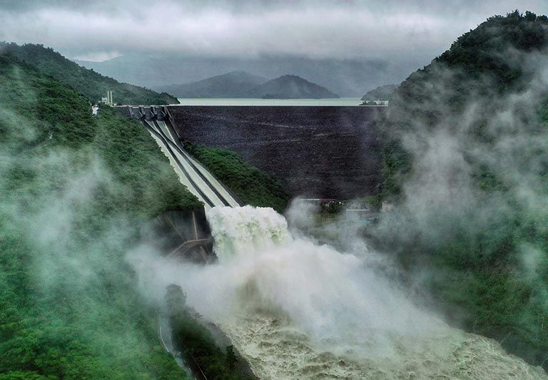 林韋言〈漫遊〉-曾文水庫洩洪。(攝/林韋言,圖/台南市文化局、宜東文化提供)