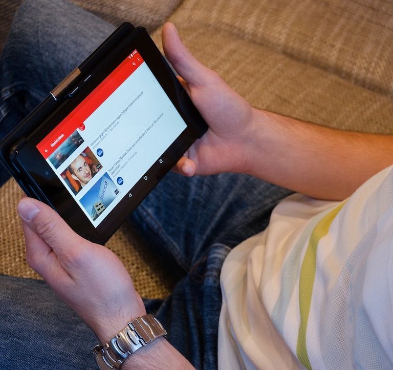 Youtube 廣告第一次衰退、臉書打造的元宇宙沒人想再訪,以及其他一週商業大事