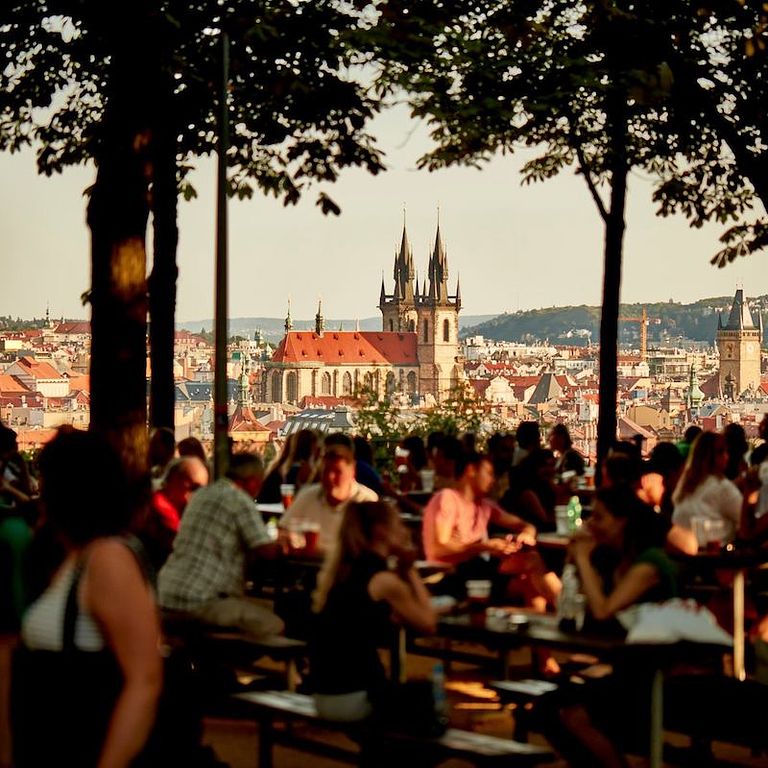 從 Letná beer garden 的戶外座位區，可以清楚地眺望布拉格熱鬧的老城。