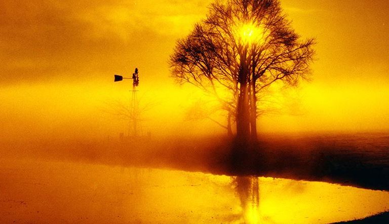 常龍高〈鄉野晨曦〉2000(圖/國家攝影文化中心 官網)