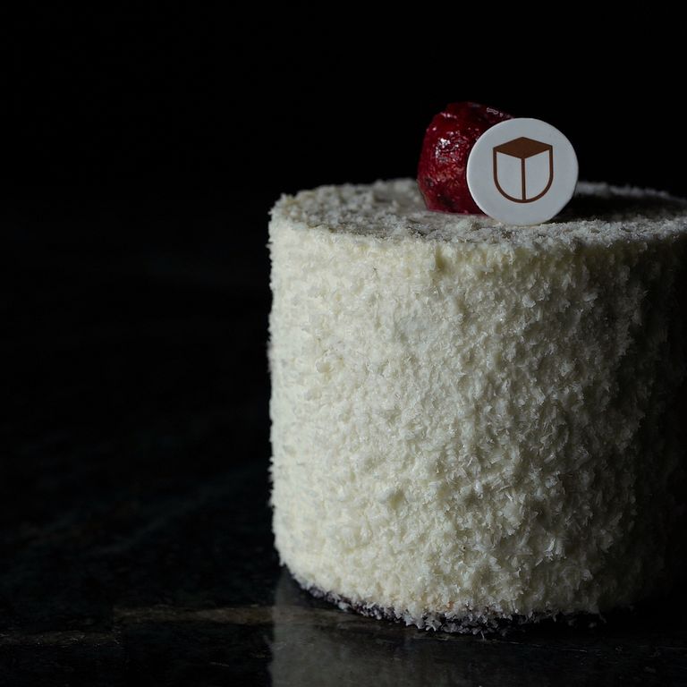 適逢八週年慶,YU CHOCOLATIER 畬室首波釋出睽違四年的全新甜點創作黑森林蛋糕「踏雪歸林」,以巧克力甜點的純粹本質感動味蕾