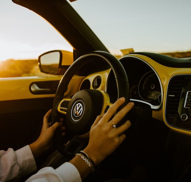 福斯汽車啟動「小金雞」計畫,誓要減少中國電池供應 50%(圖/Gabe Pierce @Unsplash)