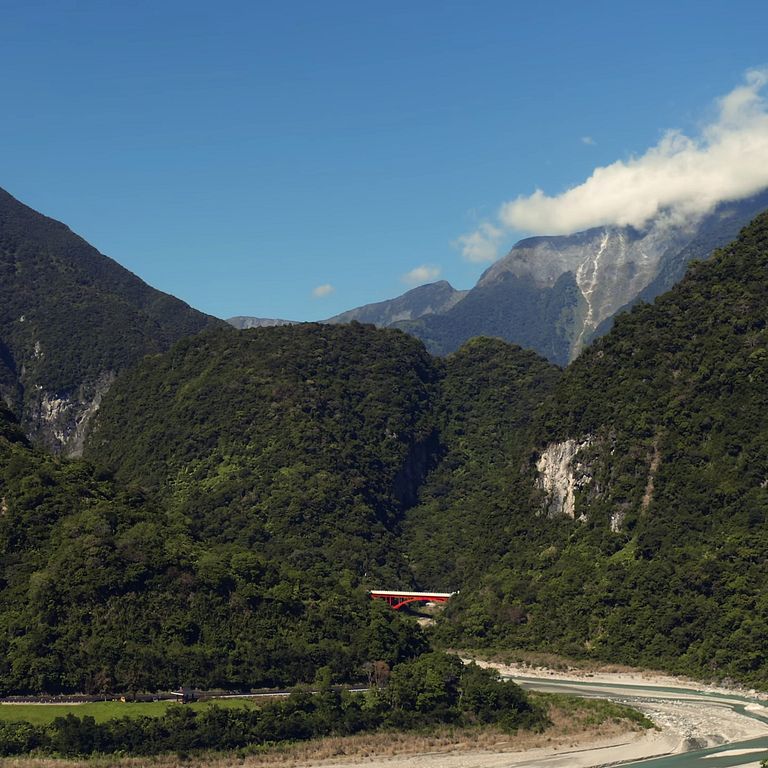 作為石頭的故鄉,近三十年來,花蓮以不間斷舉辦的石雕藝術季,致力推廣著石雕藝術,試圖從岩石剛冷的切割線條中,尋找柔性的文化能量。(圖片來源: 2023 花蓮國際石雕藝術季形象影片)
