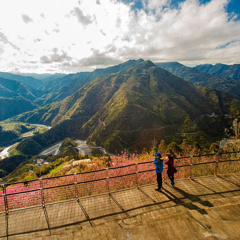 北橫險峻壯麗、⾼聳挺拔的⼭勢吸引旅人一探究竟。( 圖片來源/桃園觀光導覽網)