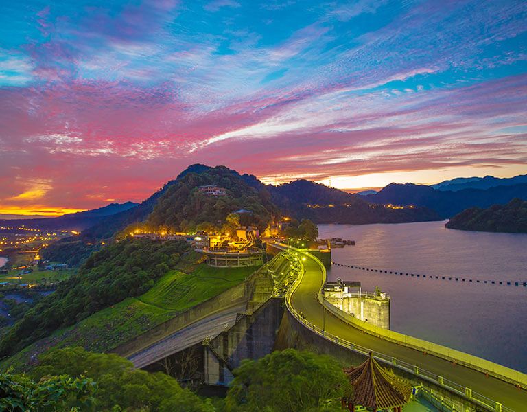 桃園石門水庫風景秀麗,獨特的活⿂料理更是庫內⽔質清淨的證明。(圖片來源/桃園觀光導覽網)