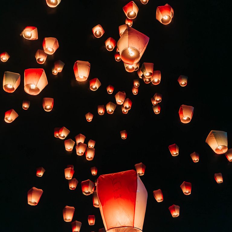 平溪天燈照亮寂靜夜空,是新北市聞名國際的美麗畫面。(圖/林忠旻 攝)